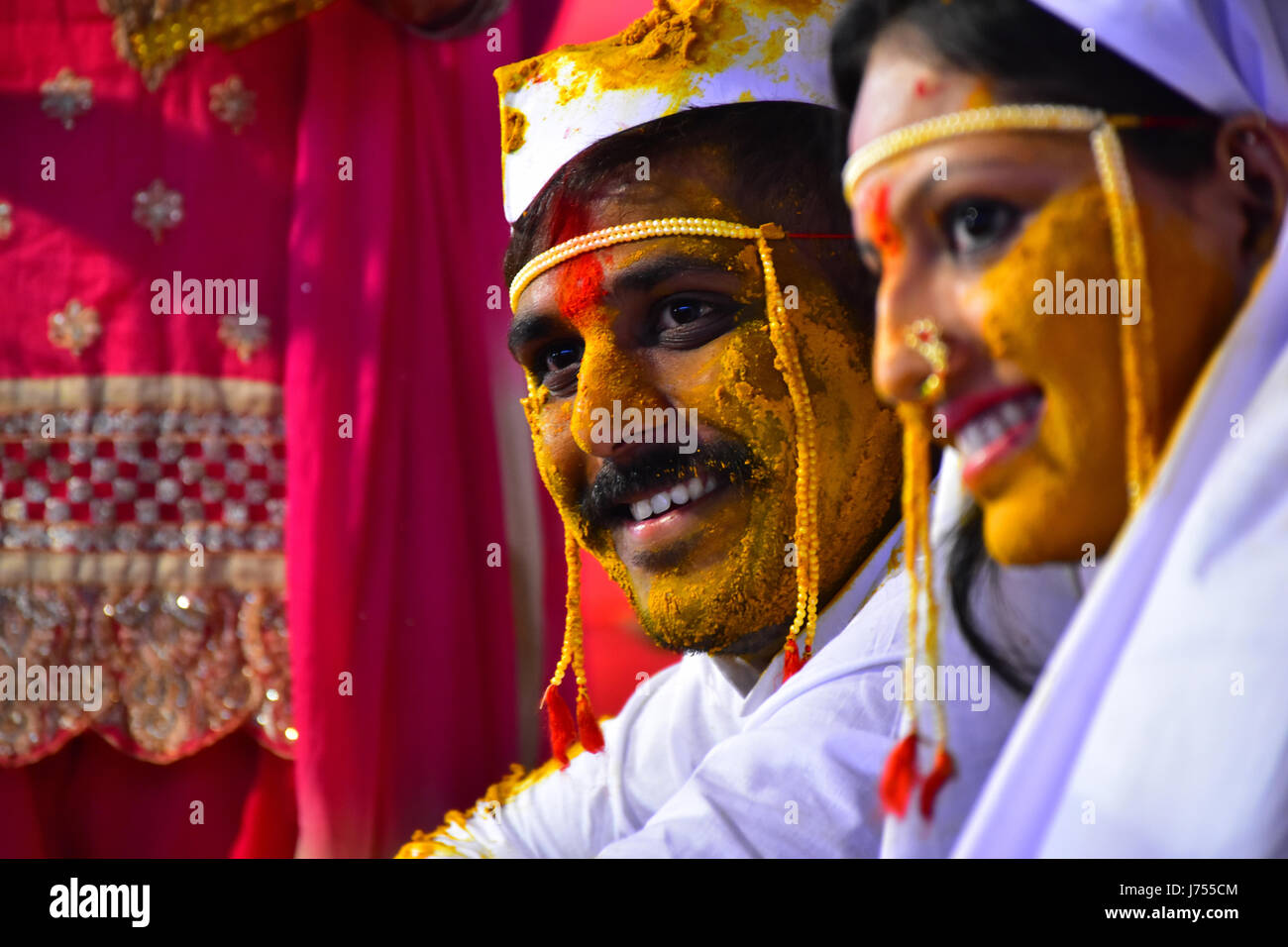 Sposa e lo sposo a curcuma cerimonia di nozze indiano Foto Stock