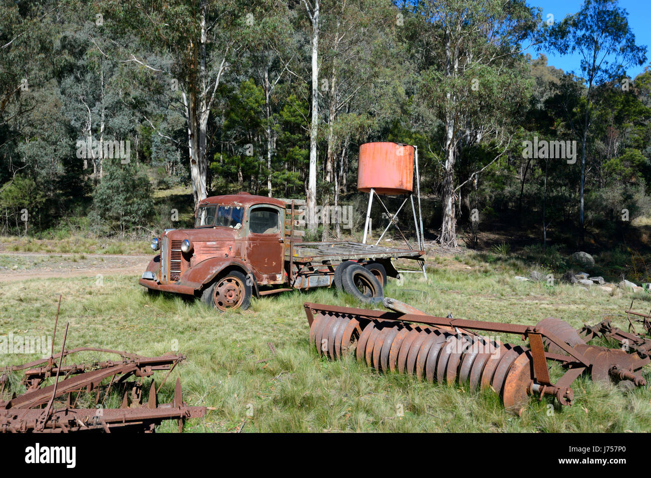 Rusty old abandonned Austin Carrello in Ghost Shale città mineraria di Joadja, il Southern Highlands, Nuovo Galles del Sud, NSW, Australia Foto Stock