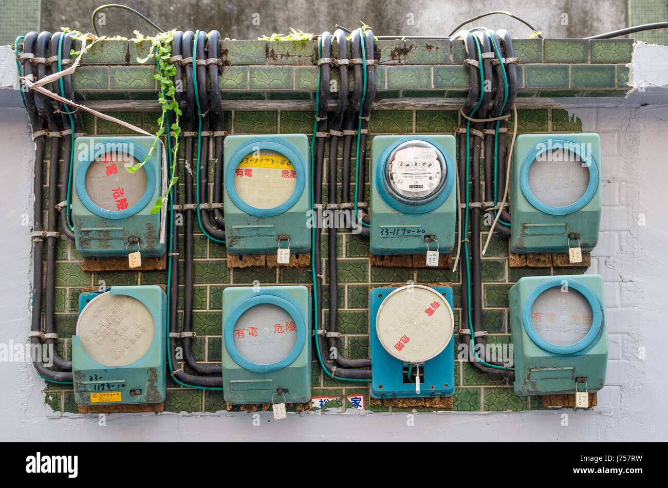 Taipei, Taiwan - Marzo 14,2015 : qualche vecchio edificio in Taiwan ancora utilizzando questo analogico vintage misuratori di elettricità. Foto Stock