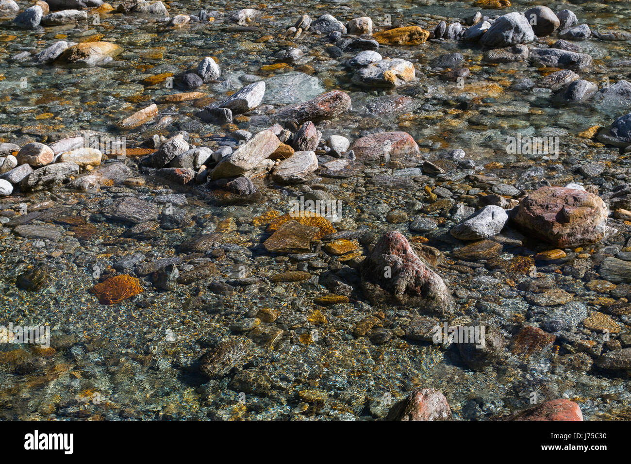 Acqua cristallina e le pietre colorate di naturale e selvaggio fiume Verzasca in Svizzera Foto Stock