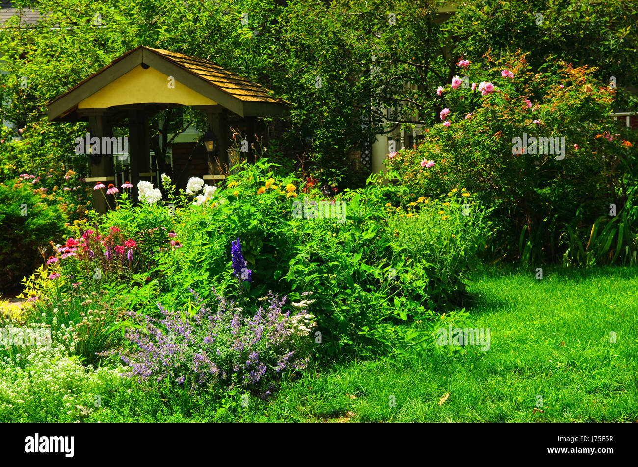 Giardino fiore fiori paesaggio vegetale verde erba aiuola aiuola house Foto Stock