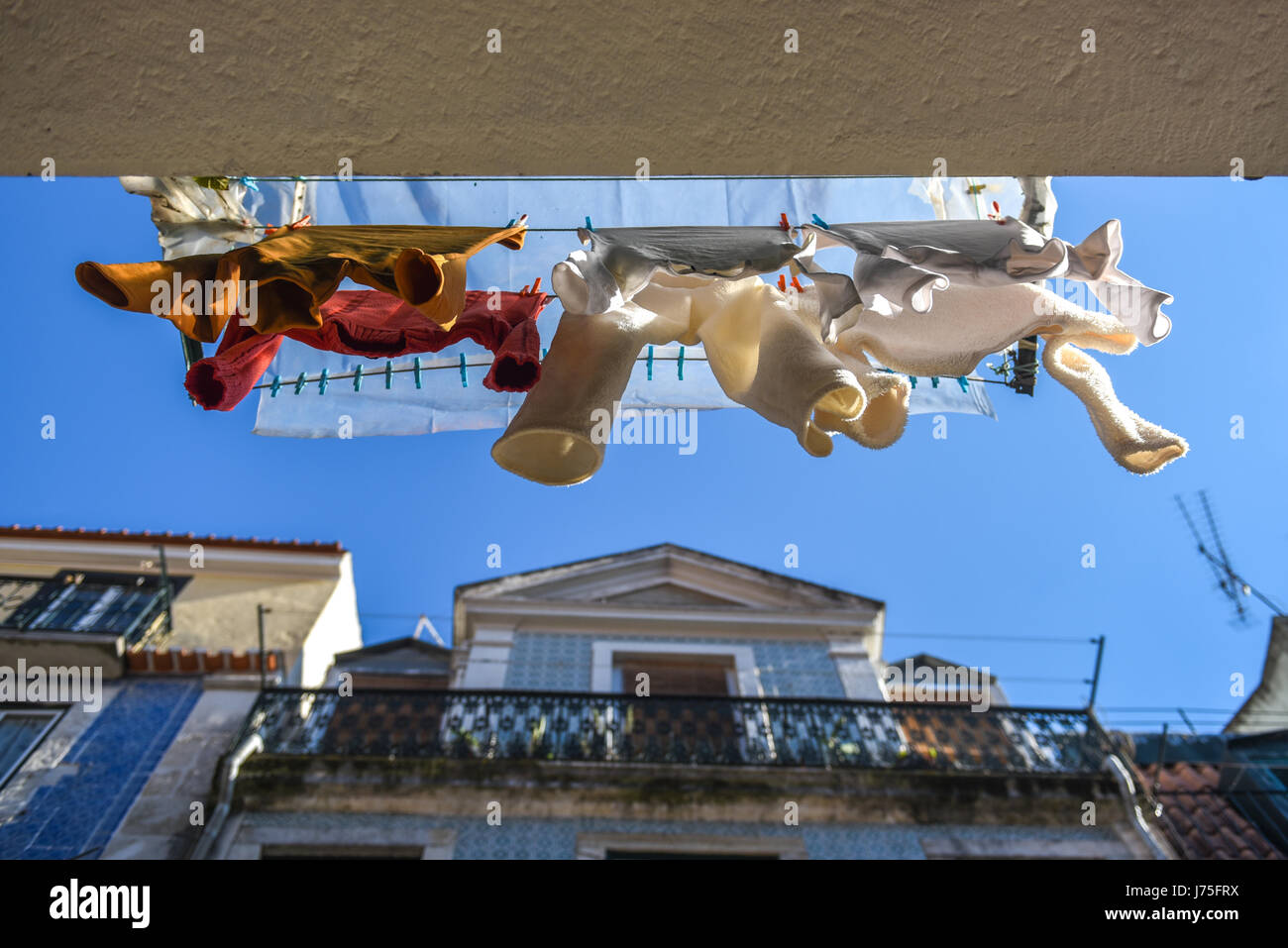 Vestiti appesi da balcone linea di lavaggio, Lisbona, Portogallo Foto Stock