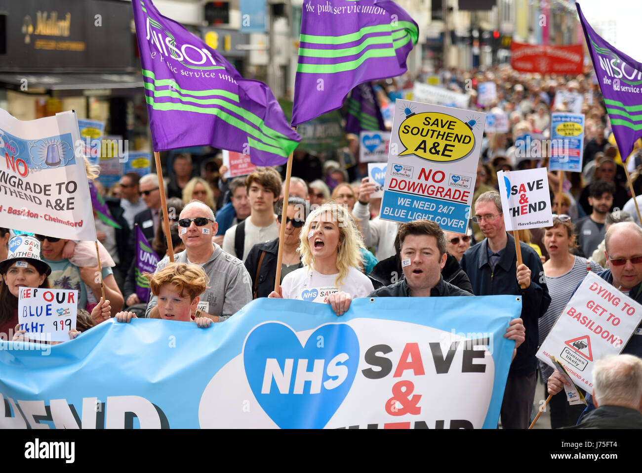 Una dimostrazione di rally ha avuto luogo in segno di protesta contro il progetto di declassamento di Southend ospedale A&E il dipartimento che perderebbe il suo ambulanze Foto Stock