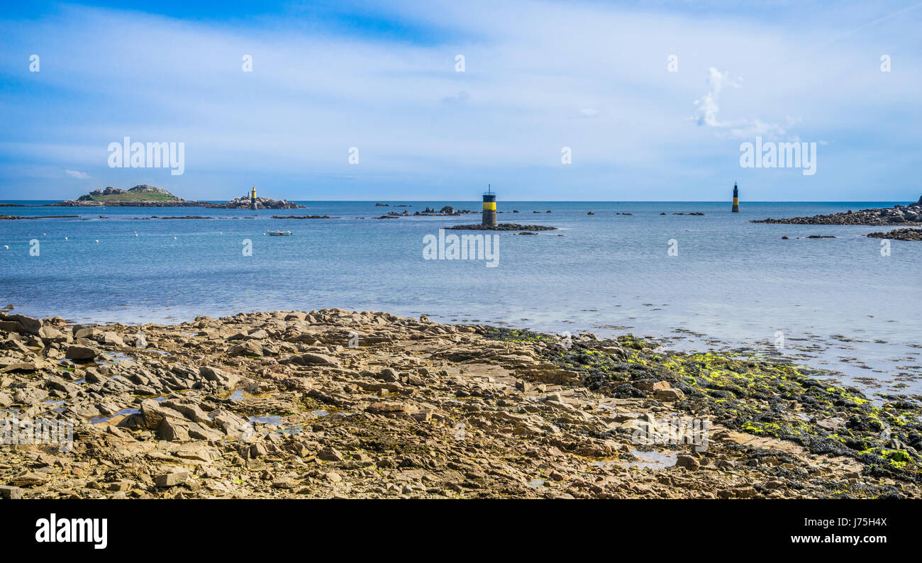 Francia Bretagna, dipartimento Finistére, Roscoff, Pointe de Bloscon, mare mark beacon contrassegnare la voce del Vieux Port, il vecchio porto di Roscoff Foto Stock