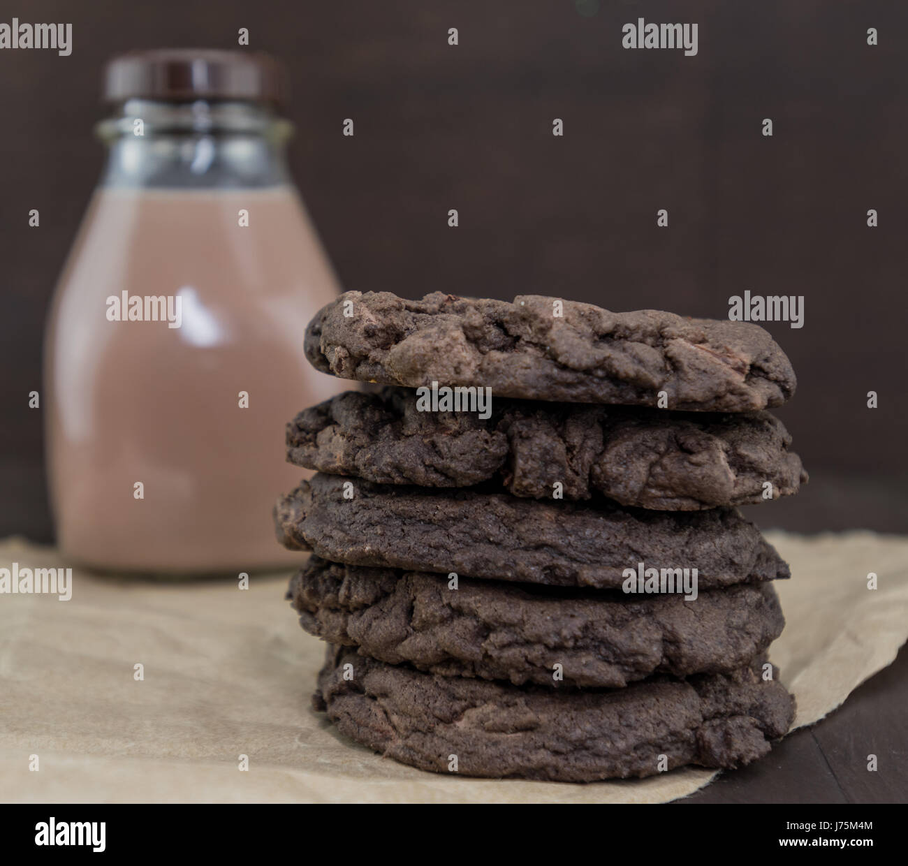 Doppia biscotti al cioccolato con cioccolato al latte in background Foto Stock