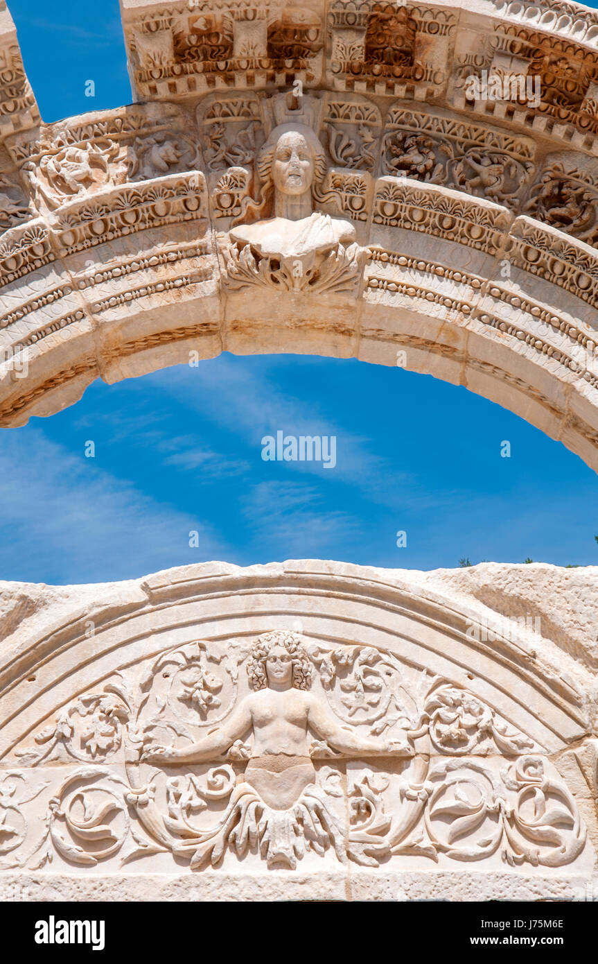 Dettaglio del Tempio di Adriano, le rovine Romane di antica Efeso, Foto Stock