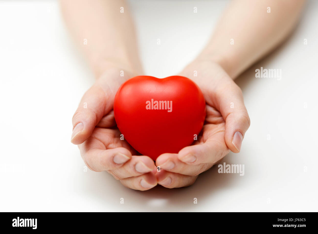 Cuore cura, assicurazione sanitaria o dare amore concetto Foto Stock