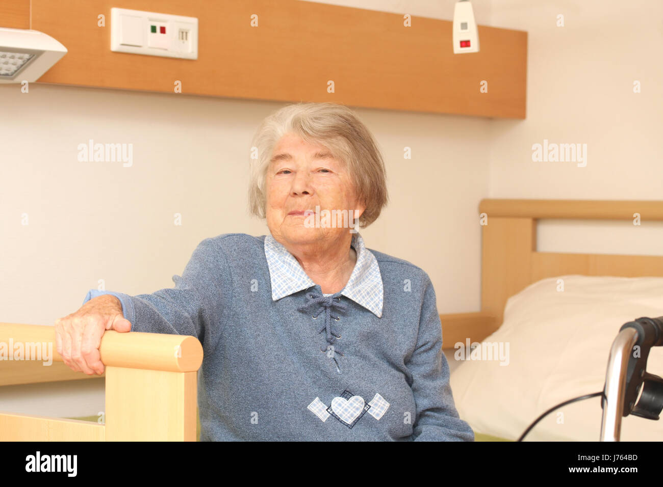 Donna letto sociale care seniort donazione nonna anziana donna lady sociale bed look Foto Stock