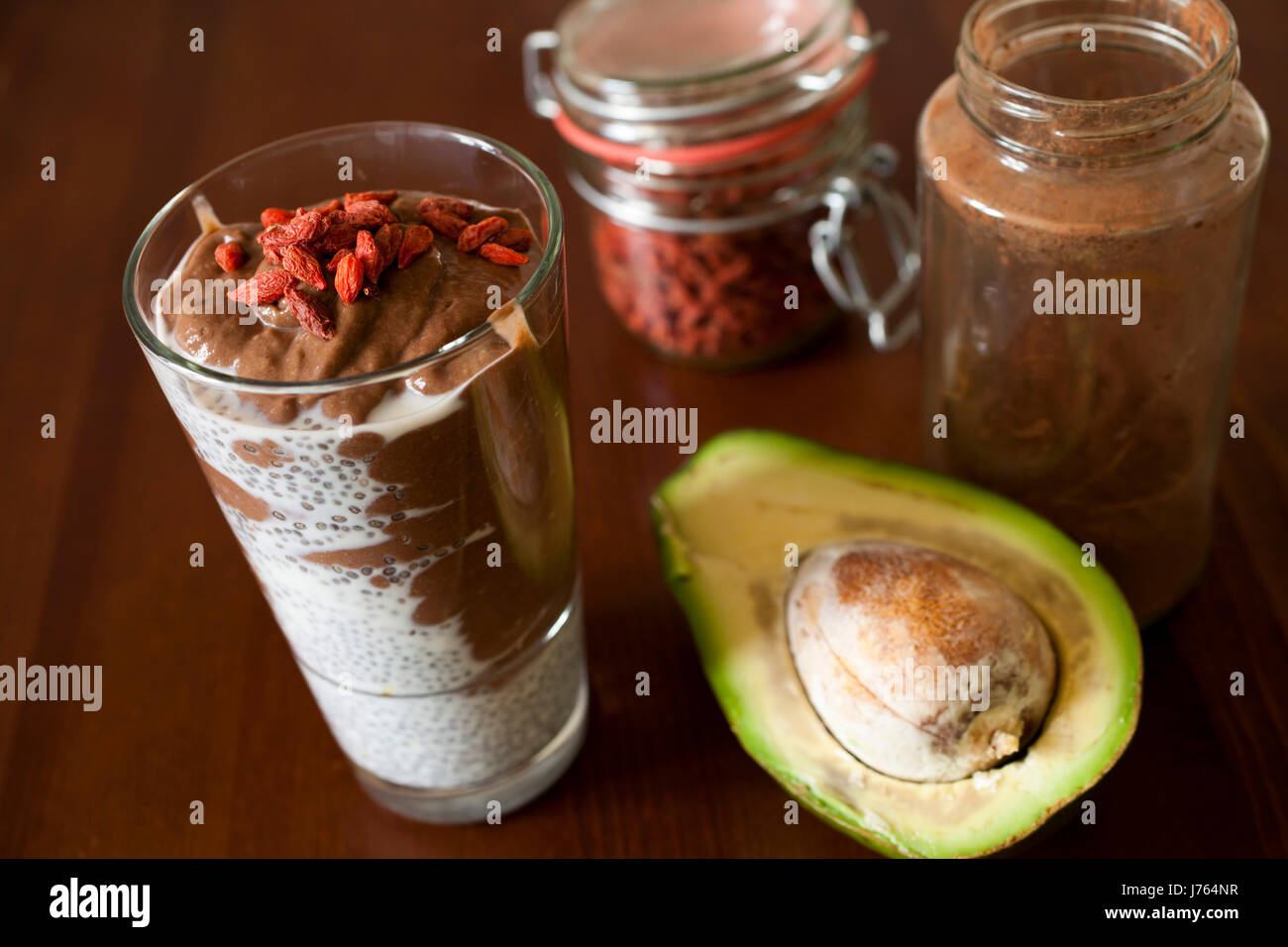 Il cacao e il frullato di avocado con chia e goji Foto Stock