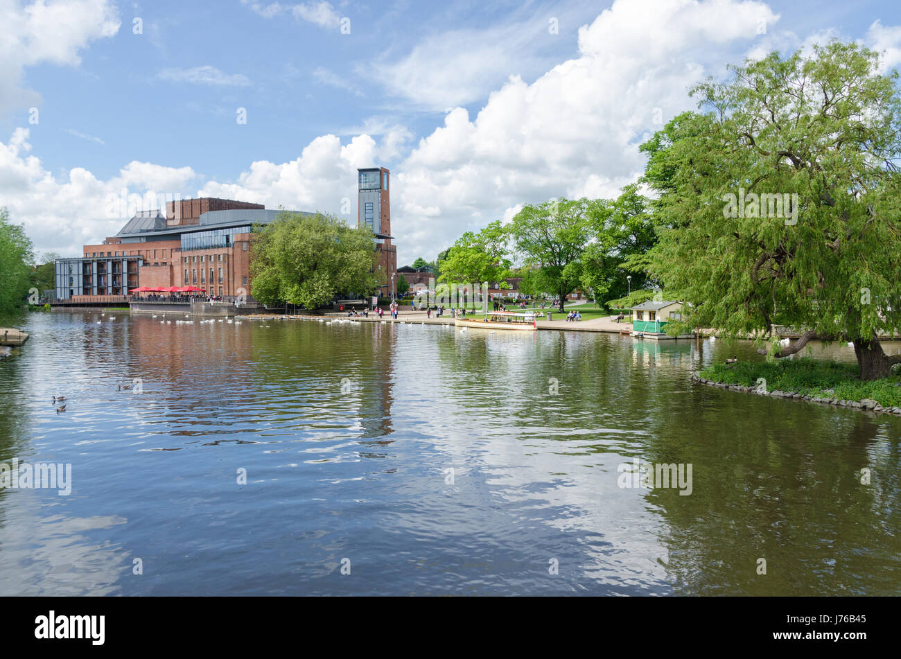 Royal Shakespeare Theatre accanto al fiume Avon a Stratford-upon-Avon, Warwickshire Foto Stock