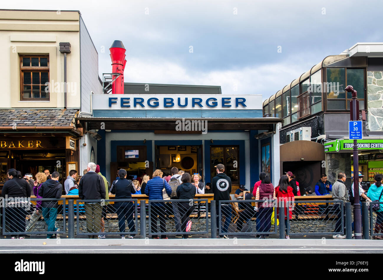 Queenstown,Nuova Zelanda - Aprile 24,2016 : Le persone possono vedere code di attesa e i loro cibi davanti al Fergburger's restaurant in Queenstown. Foto Stock