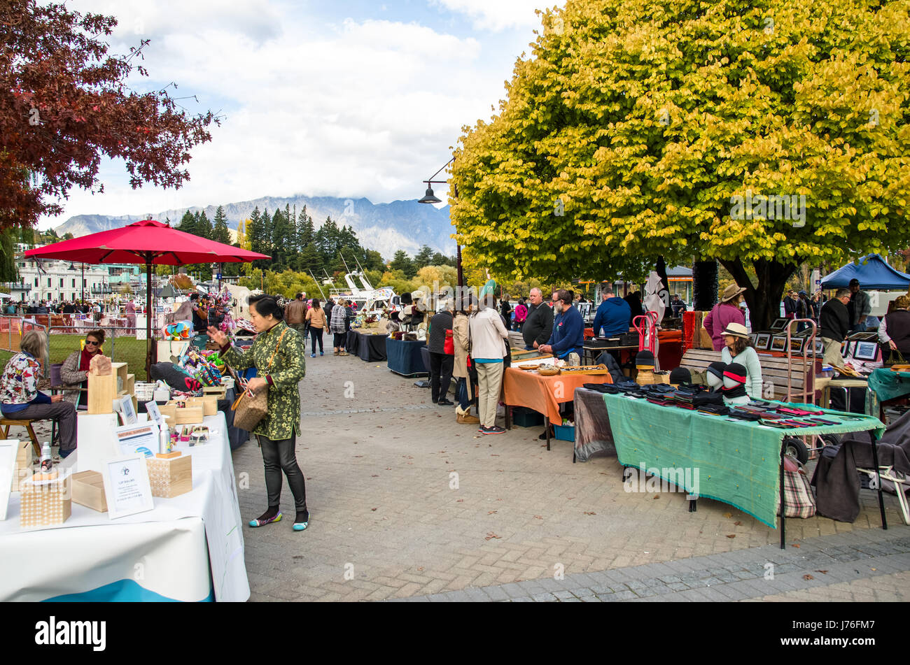Queenstown,Nuova Zelanda - Aprile 22,2016 : Creative Queenstown di arti e mestieri e mercati che si trova presso il lago di fronte al parco Earnslaw in Queenstown Foto Stock