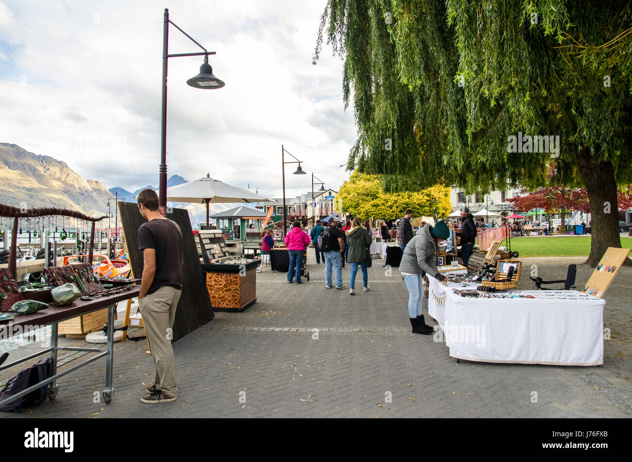 Queenstown,Nuova Zelanda - Aprile 22,2016 : Creative Queenstown di arti e mestieri e mercati che si trova presso il lago di fronte al parco Earnslaw in Queenstown Foto Stock