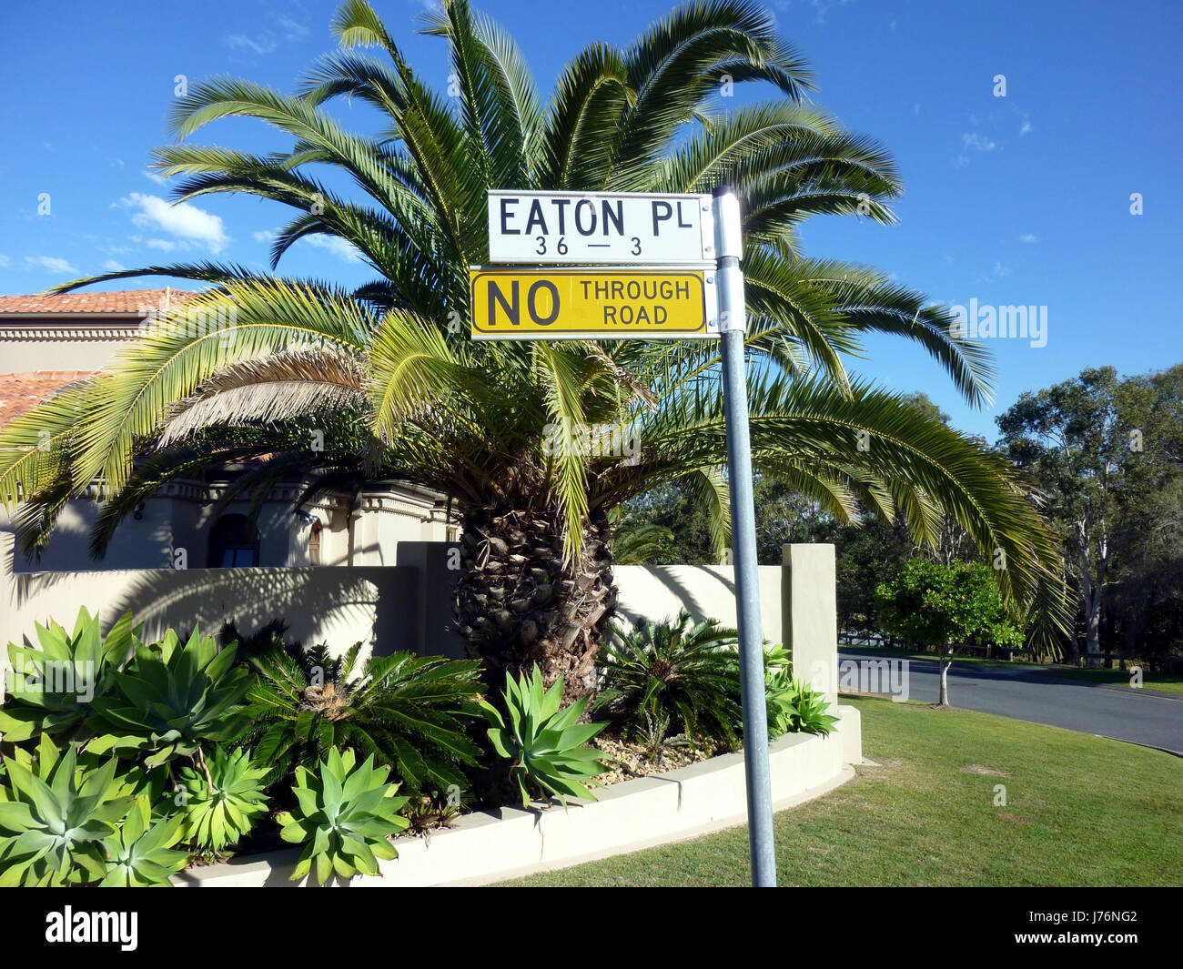 Un cartello stradale e non attraverso la strada segno ad angolo di strada nel sobborgo Wishart ,Brisbane Queensland Australia. Foto Stock