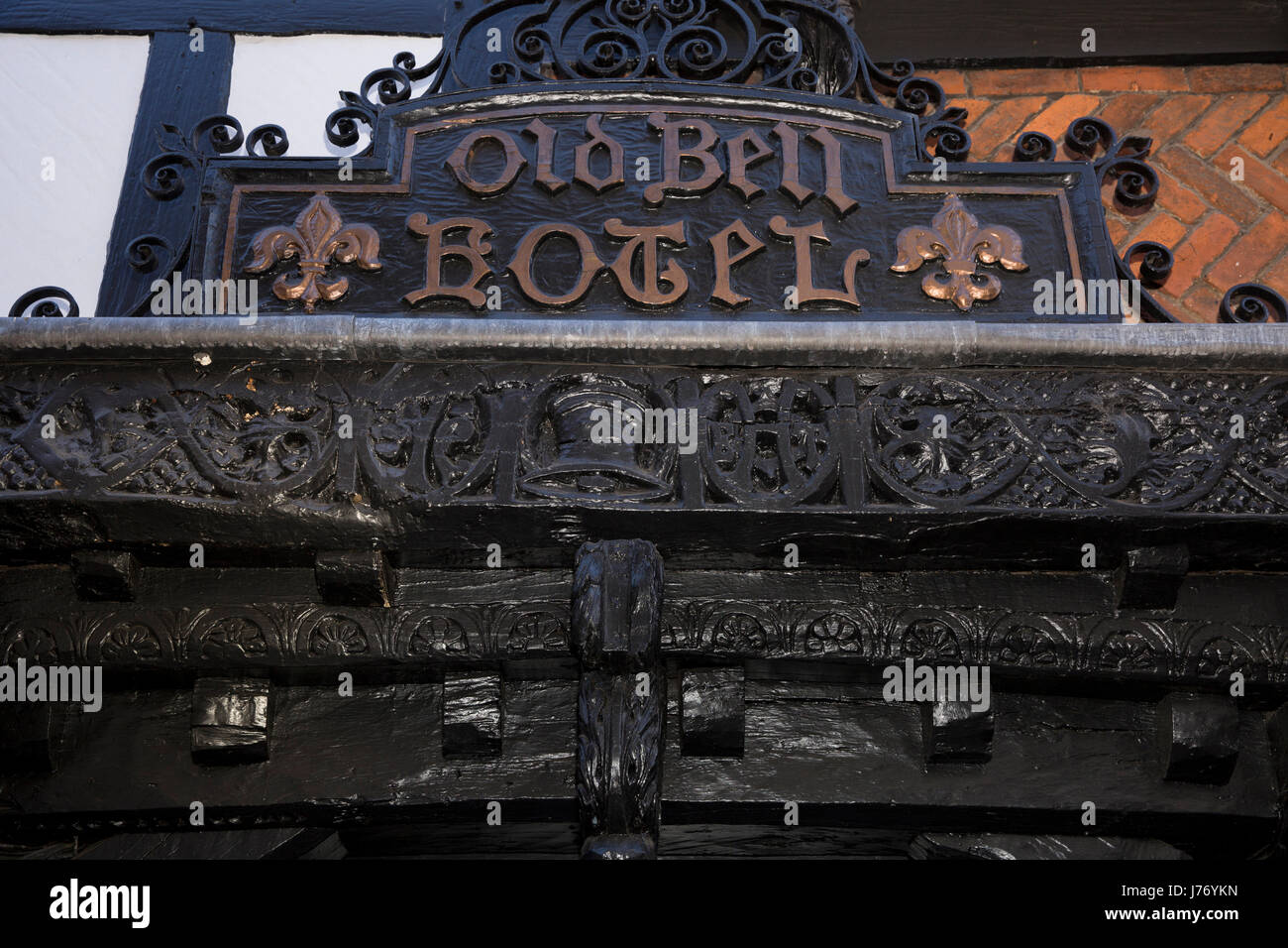 Regno Unito, Inghilterra, Derbyshire, Derby, Sadler Gate, in legno intagliato architrave sopra di Old Bell Hotel Foto Stock