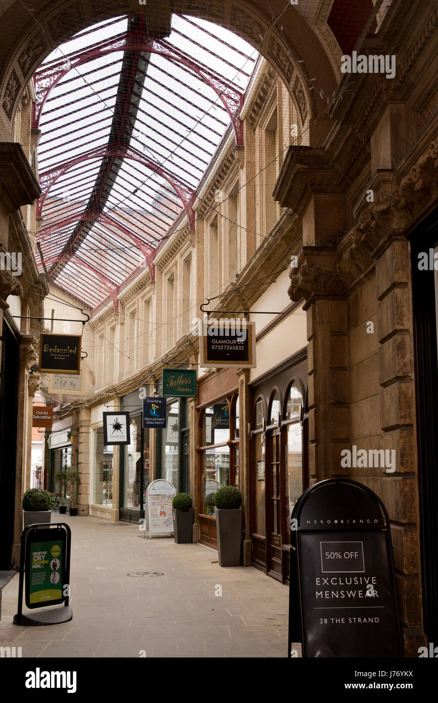 Regno Unito, Inghilterra, Derbyshire, Derby, Strand, shopper in Strand Arcade, progettata da Giovanni storia nel 1870 al rivale della Londra Burlington Arcade Foto Stock