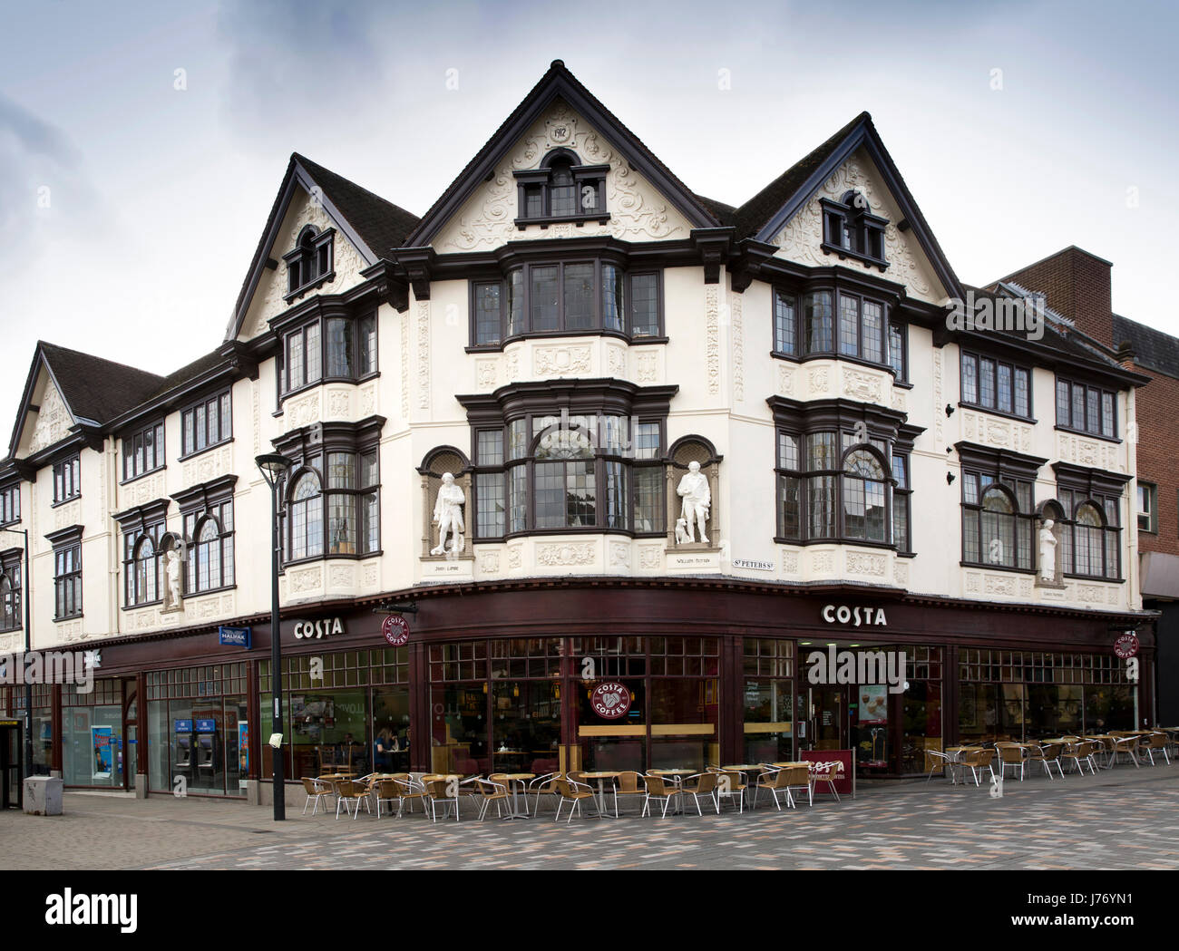 Regno Unito, Inghilterra, Derbyshire, Derby, St Peter's Street, Costa Coffee in Edwardian ex stivali edificio farmacia Foto Stock