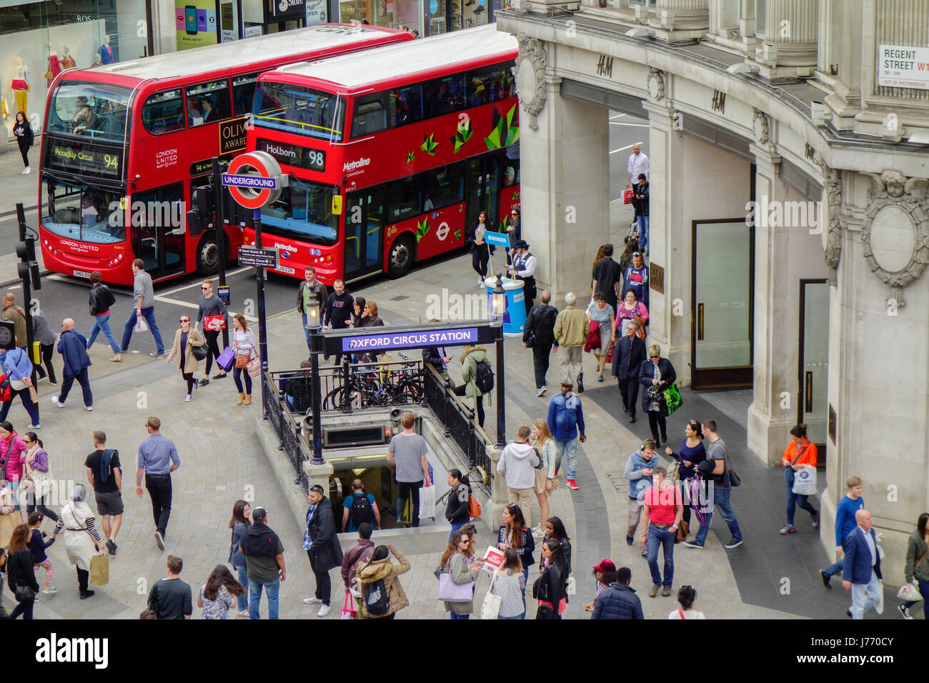 Gli amanti dello shopping shopping su Regent Street, Londra. Foto Stock