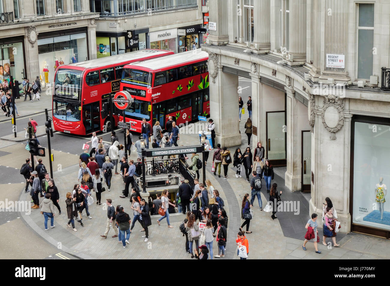 Gli amanti dello shopping shopping su Regent Street, Londra. Foto Stock