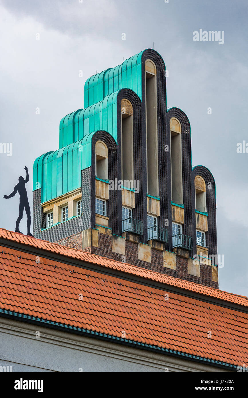 Darmstadt Colonia degli Artisti al Mathildenhoehe con la parte superiore della torre di nozze (Hochzeitsturm) e housetop di exhibition building, Darmstadt, Germania Foto Stock