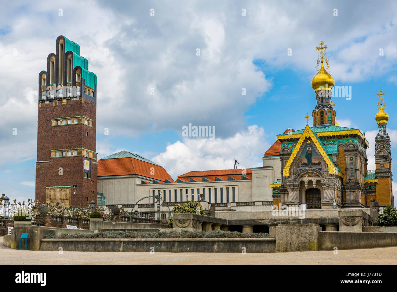 Darmstadt Colonia degli Artisti al Mathildenhoehe con torre di nozze, exhibition building, la cappella russa e Lilienbecken, Darmstadt, Germania Foto Stock