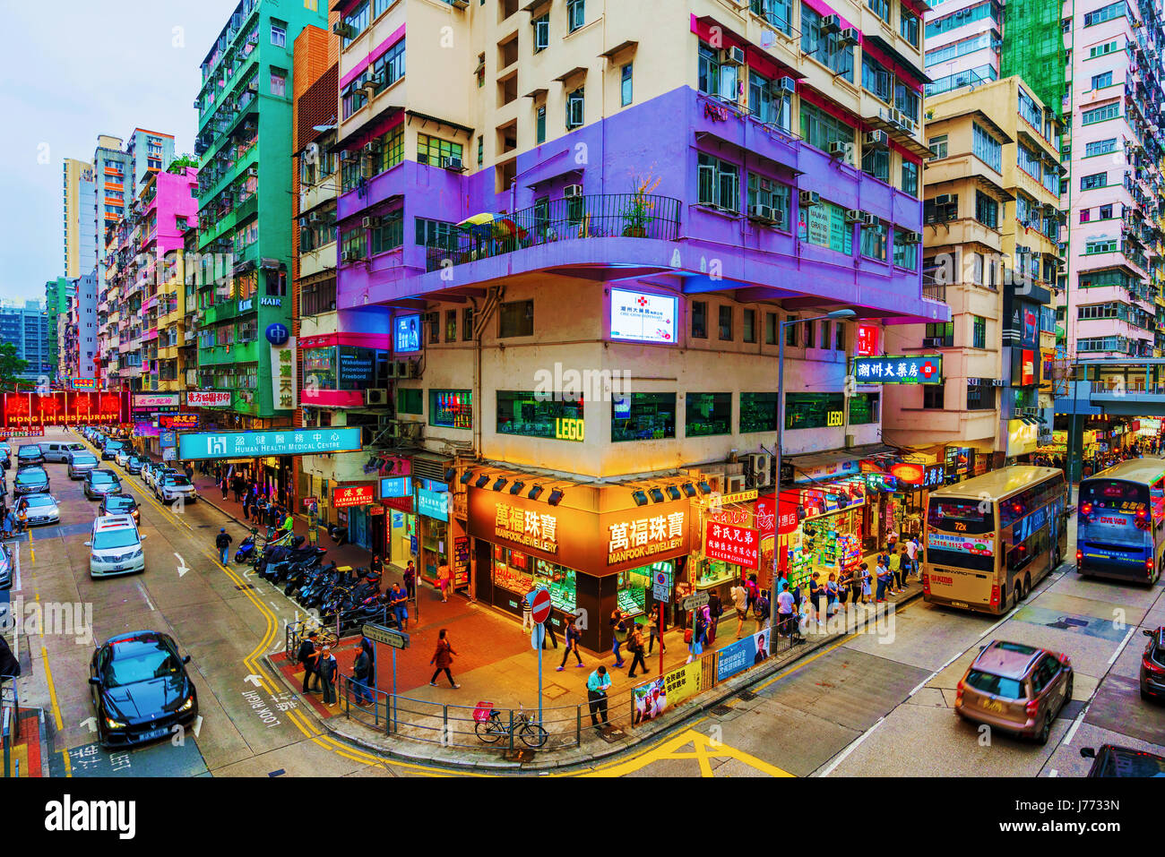 HONG KONG, CINA - 24 Aprile: si tratta di un punto di vista di architettura e negozi in corrispondenza di un incrocio occupato in Mong Kok area su Aprile 24, 2017 a Hong Kong Foto Stock