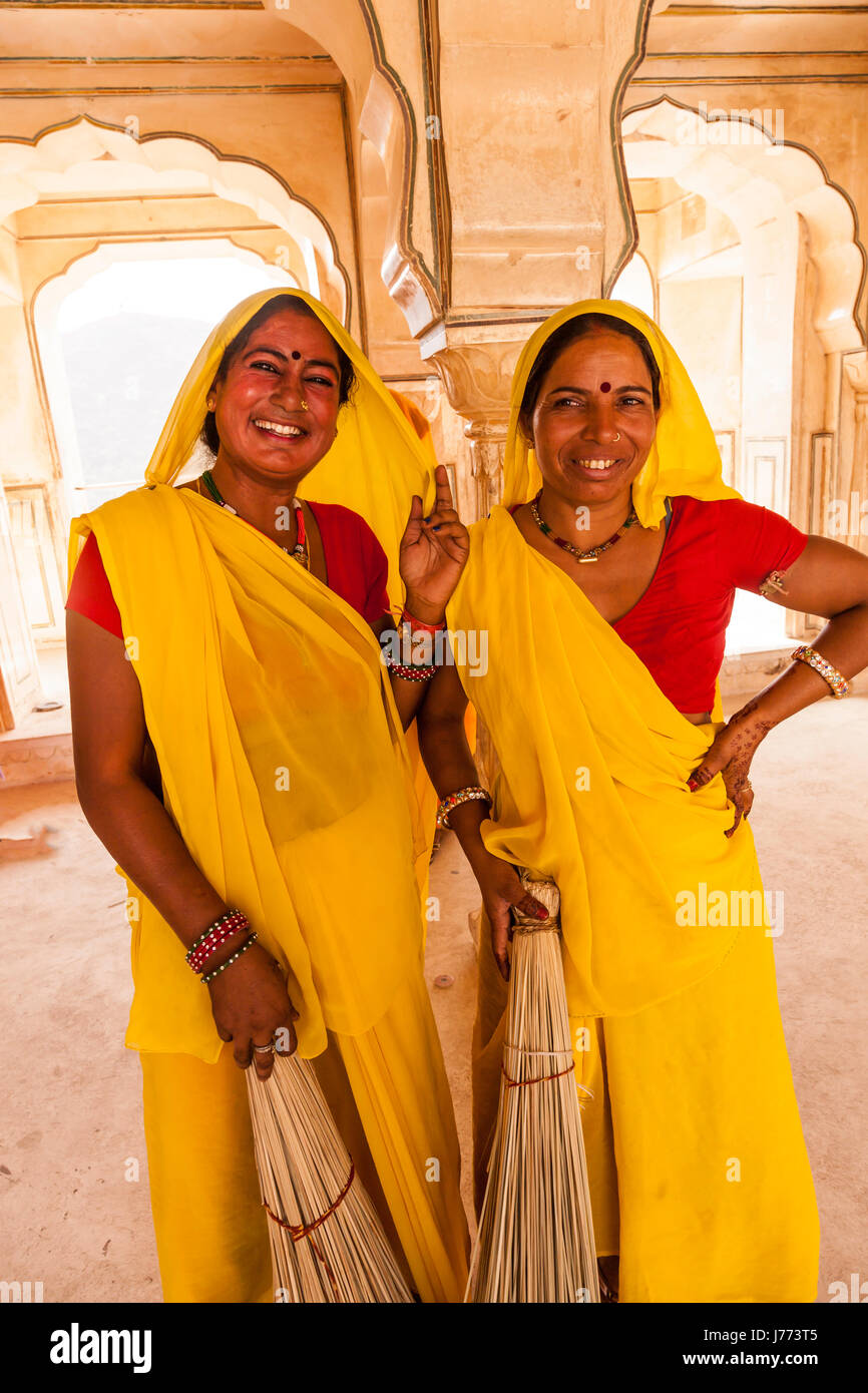Le donne delle pulizie al Forte Amber in Jaipur India,in abiti di colore giallo Foto Stock