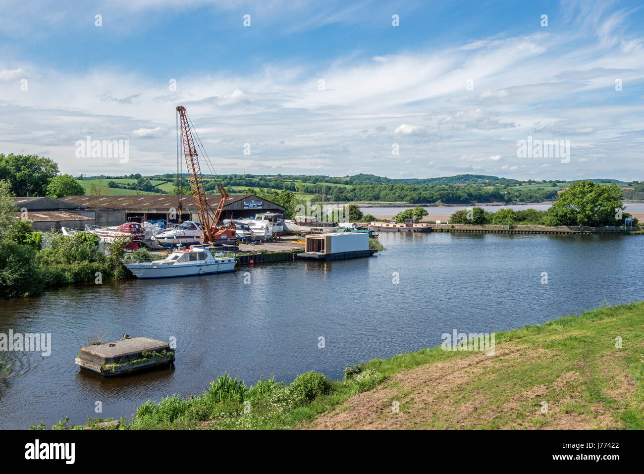 Piccolo cantiere su Gloucester e Nitidezza Canal presso il fiume Severn Gloucestershire Foto Stock