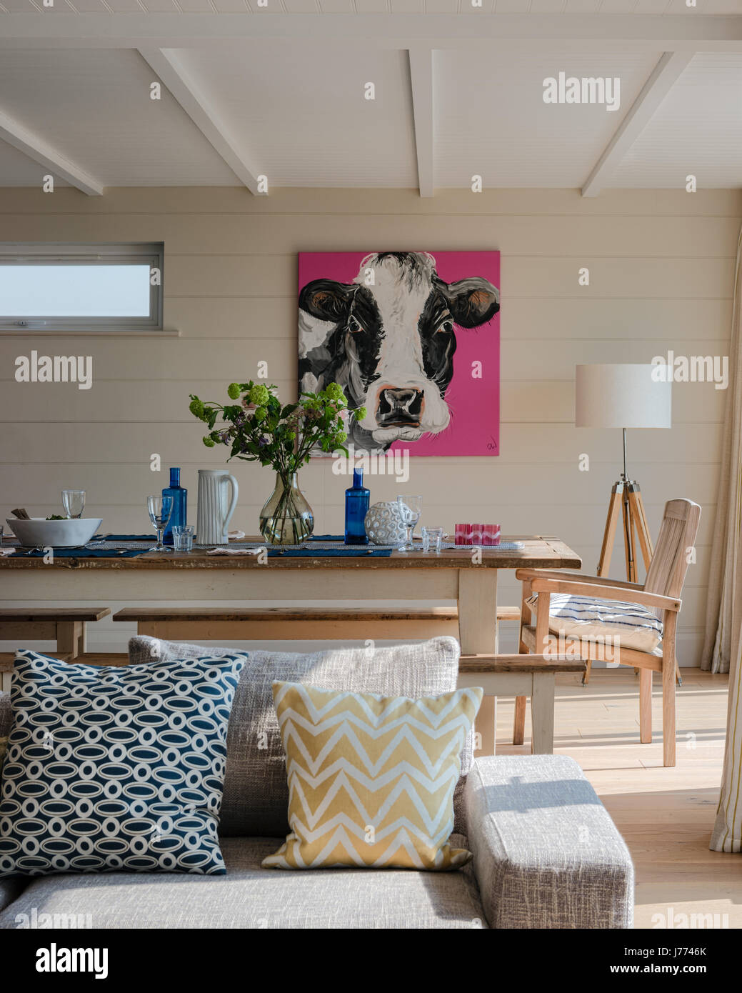 Fuchsia mucca dipinto da Caroline Walker su cucina parete. Foto Stock