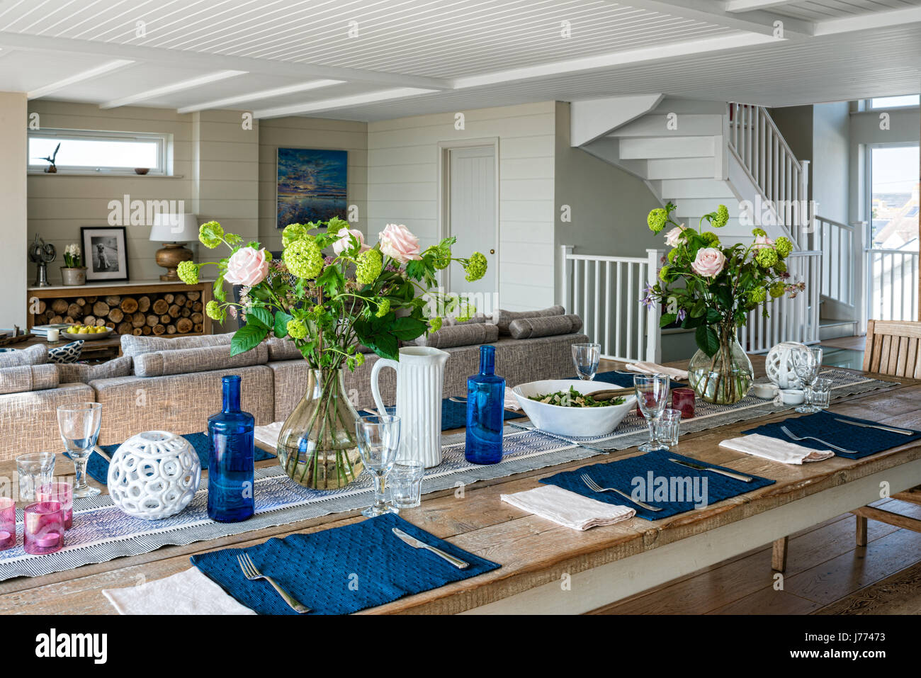 Il pranzo di cui su legno agriturismo tabella nella cucina a pianta aperta diner Foto Stock