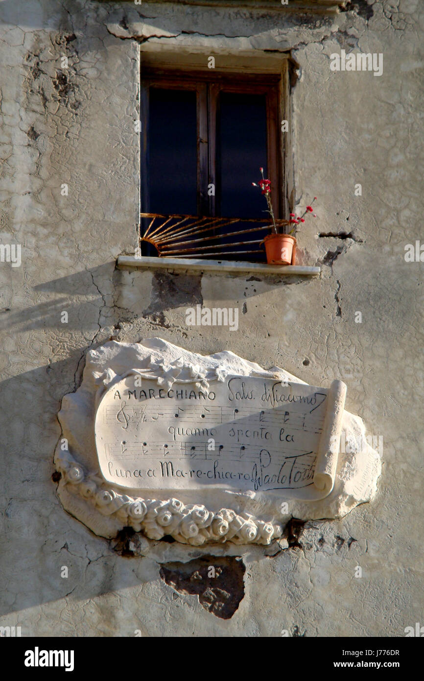 Piante e fiori oblò finestre dormer nel riquadro finestra cantare canzone napoli amore in amore Foto Stock