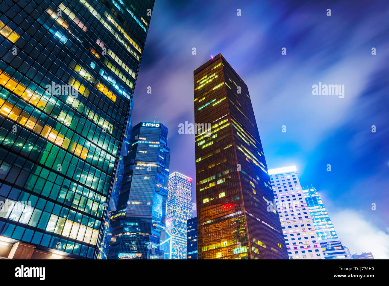 HONG KONG, CINA - 25 aprile: edifici per uffici nel centro di area centrale di Hong Kong di notte il 25 aprile 2017 a Hong Kong Foto Stock