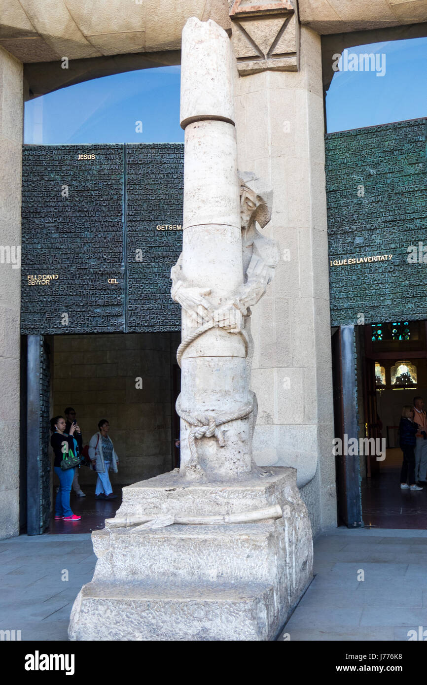 La flagellazione di Gesù Cristo alla colonna, in corrispondenza della facciata della Passione entrata a la Sagrada Familia di Gaudi' Basilica, Barcelona, Spagna. Foto Stock