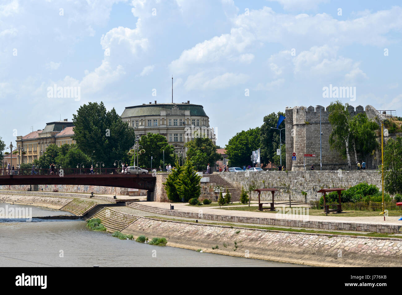 Fortezza di Nis e università, dal fiume, Serbia Foto Stock