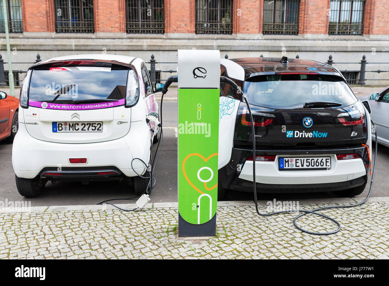 Berlino, Germania - 14 Aprile 2017: auto elettrica, modelli BMW mi3 e  Citroen C Zero, due società carsharing chiamato Drivenow e Multicity  Carsharing r Foto stock - Alamy