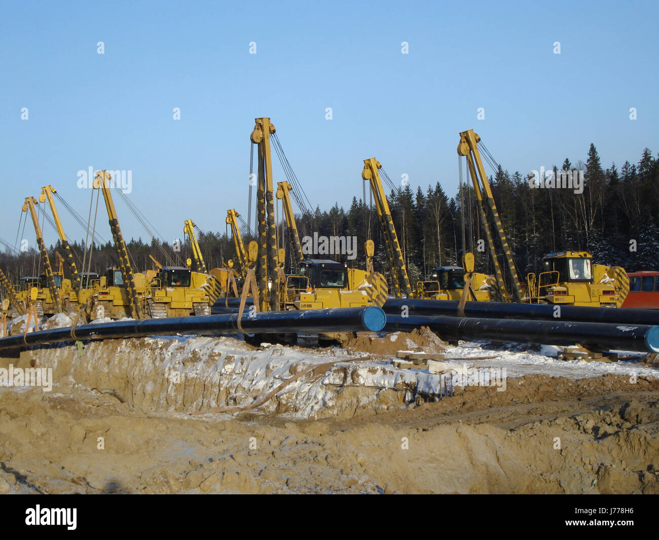 Alimentazione di energia elettrica di potenza elettrico nuovo edificio russia energia percorso di alimentazione Foto Stock