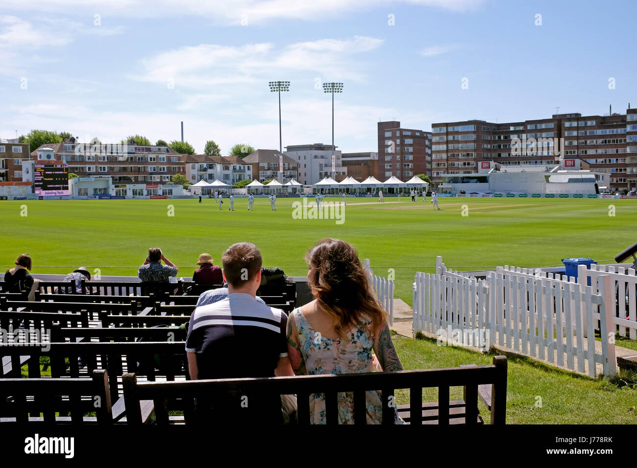 Gli spettatori a guardare il cricket a Sussex's home terra a Hove County Ground a Brighton e Hove Foto Stock