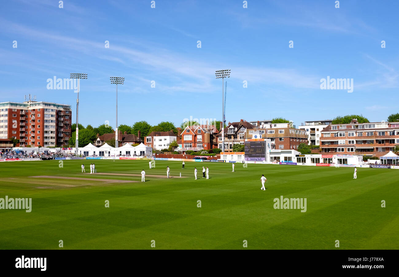 Gli spettatori a guardare il cricket a Sussex's home terra a Hove County Ground a Brighton e Hove Foto Stock
