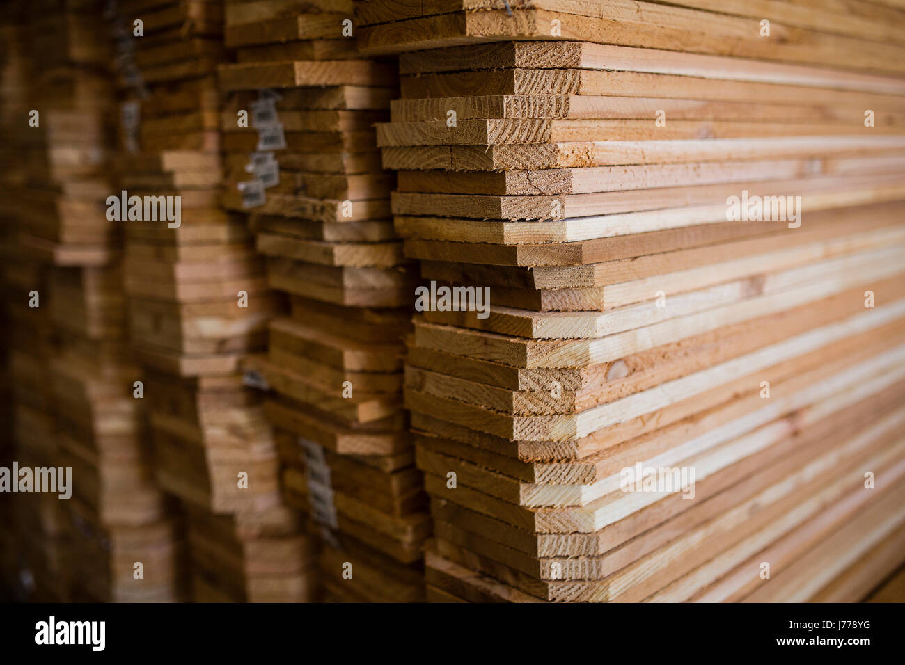 Pile di tavole di legno disposte in officina Foto Stock