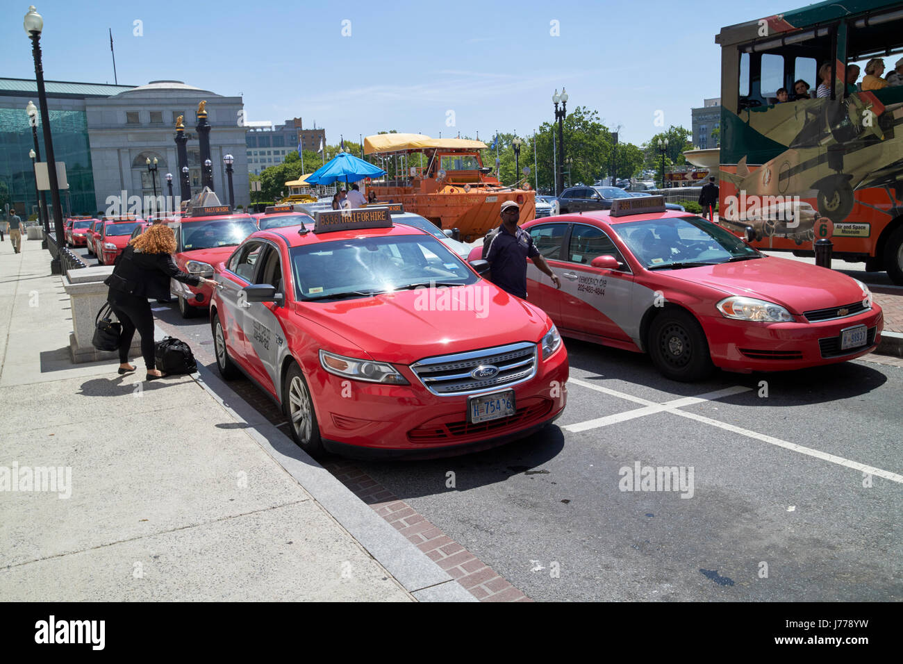 Rosso e grigio serbatoio liveried rank fuori della Union Station Washington DC USA Foto Stock