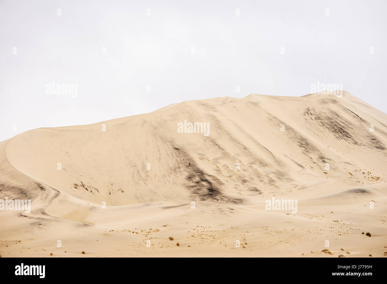 Vista panoramica del deserto contro il cielo chiaro Foto Stock