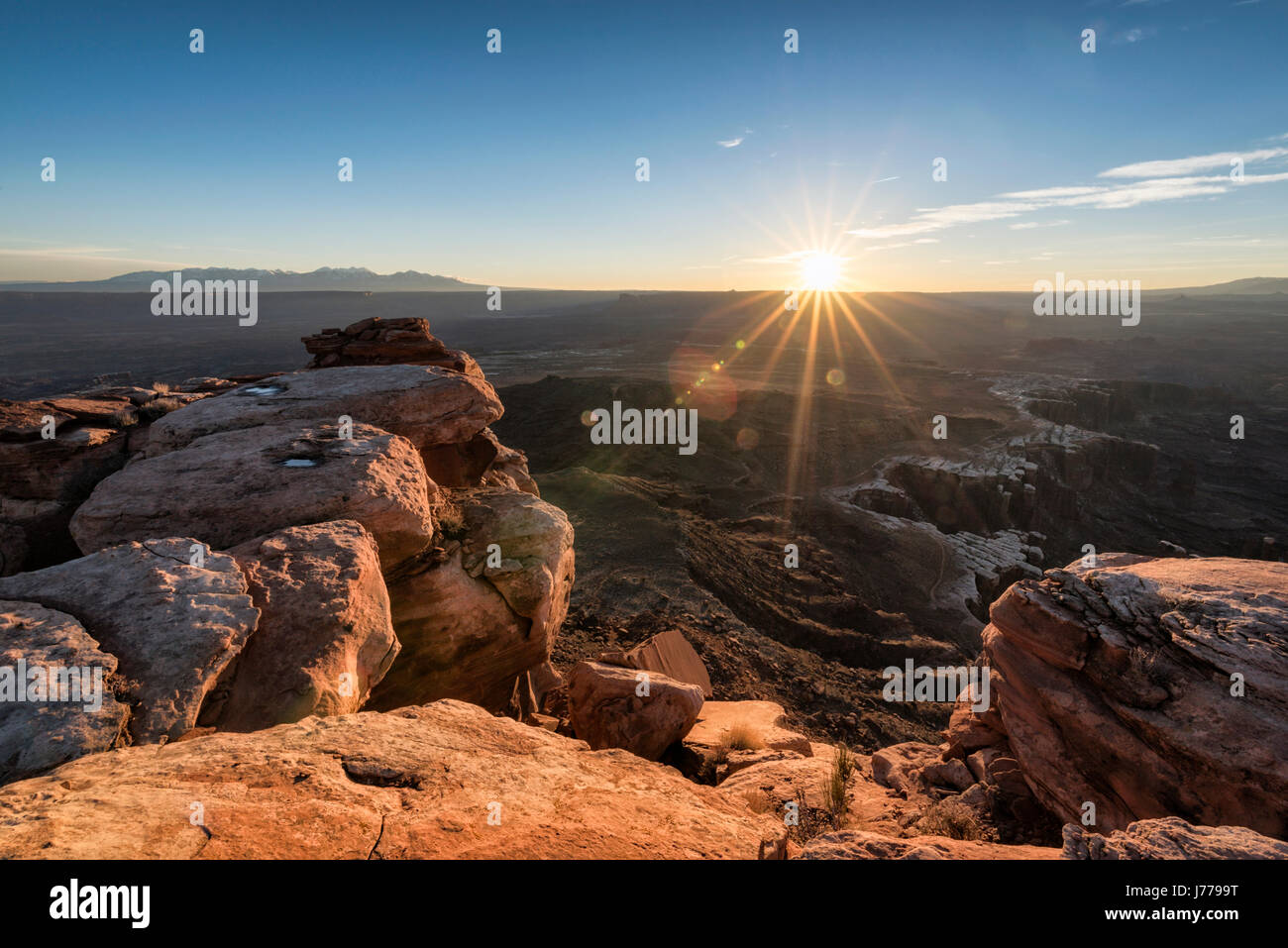 Le formazioni rocciose presso il Parco Nazionale di Canyonlands contro il cielo luminoso Foto Stock