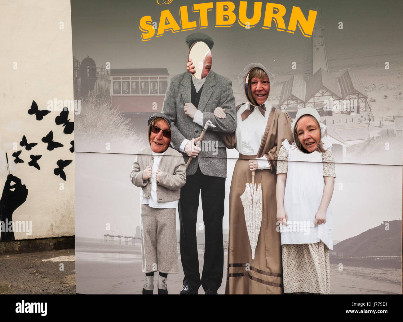 Le persone che usano la scheda Foto per scattare foto a Saltburn dal mare, England, Regno Unito Foto Stock