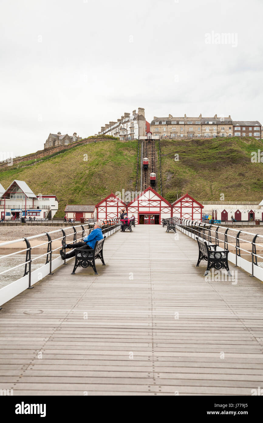 Una vista dal molo alla scogliera a sollevamento Saltburn dal mare,Inghilterra,UK Foto Stock