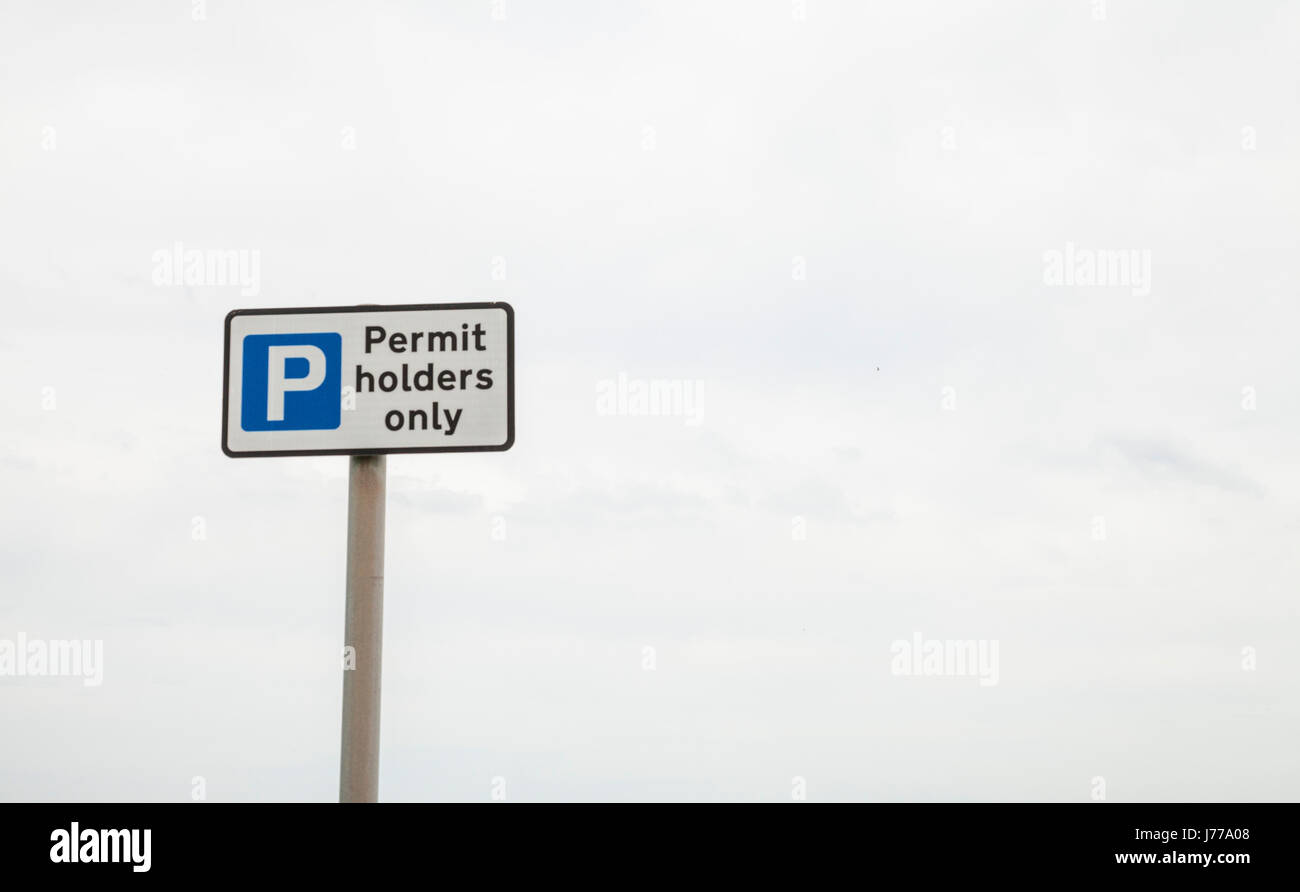 Segno di informare gli automobilisti parcheggio solo per i titolari di autorizzazioni a Cowbar,vicino Staithes,l'Inghilterra,UK Foto Stock