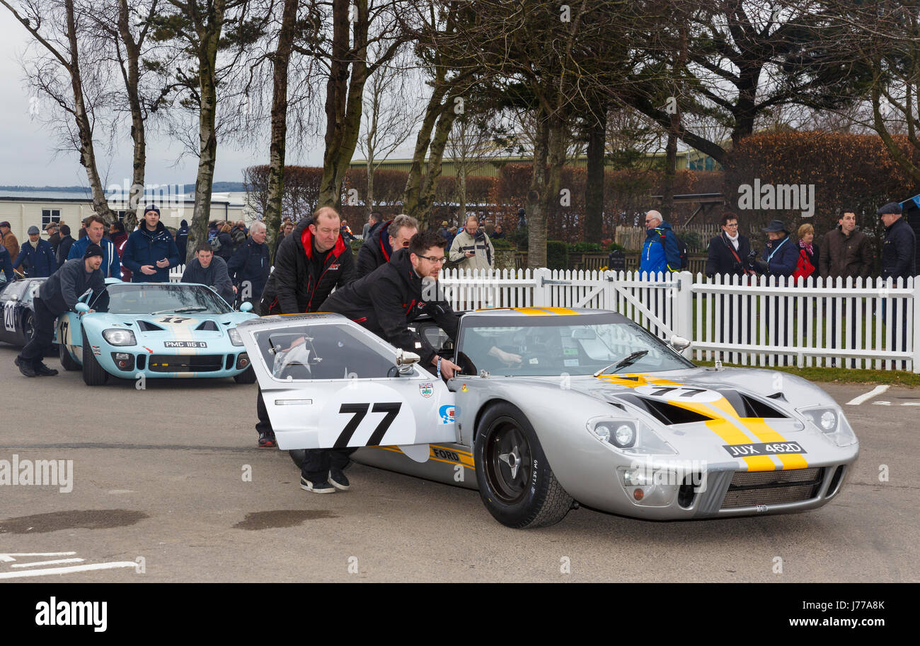 1965 Ford GT40 di Mike e Andrew Jordan nel paddock di Goodwood GRRC 74a Assemblea dei Soci, Sussex, Regno Unito. Foto Stock