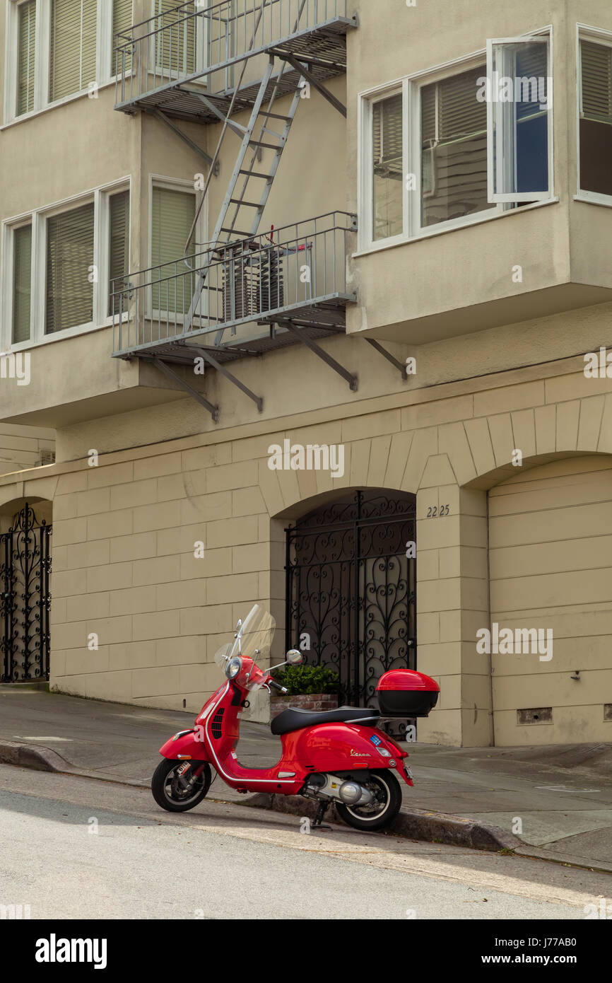 Un rosso Vespa parcheggiata sulla strada di san francisco, Stati Uniti d'America Foto Stock