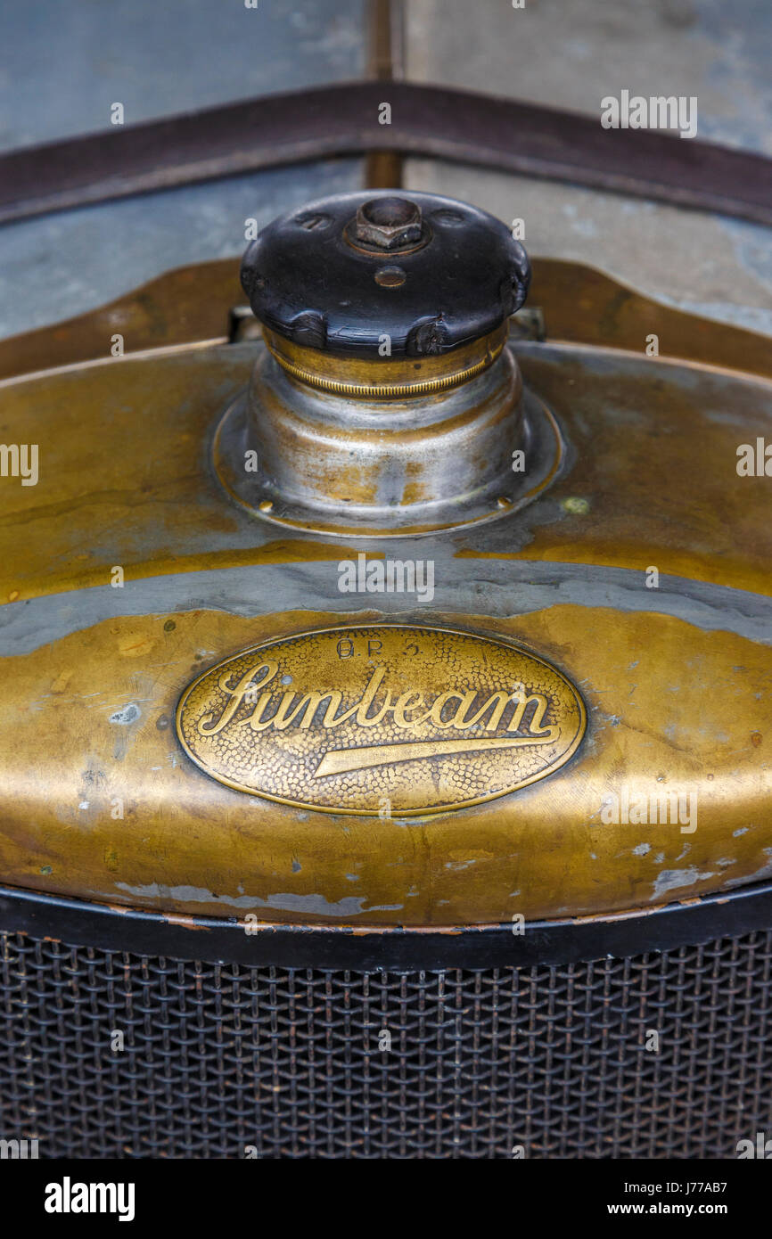 1916 Sunbeam "Indianapolis' badge e il tappo del radiatore. Goodwood GRRC 74a Assemblea dei Soci, Sussex, Regno Unito. Foto Stock