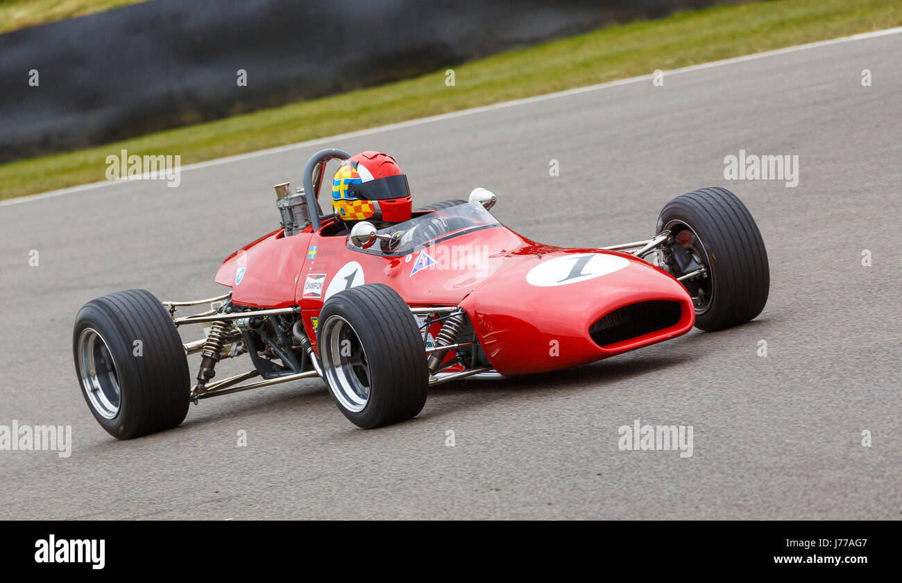 1969 Brabham-Ford BT28 con driver Leif Bosson durante il Derek Bell Cup gara al Goodwood GRRC 74a Assemblea dei Soci, Sussex, Regno Unito. Foto Stock