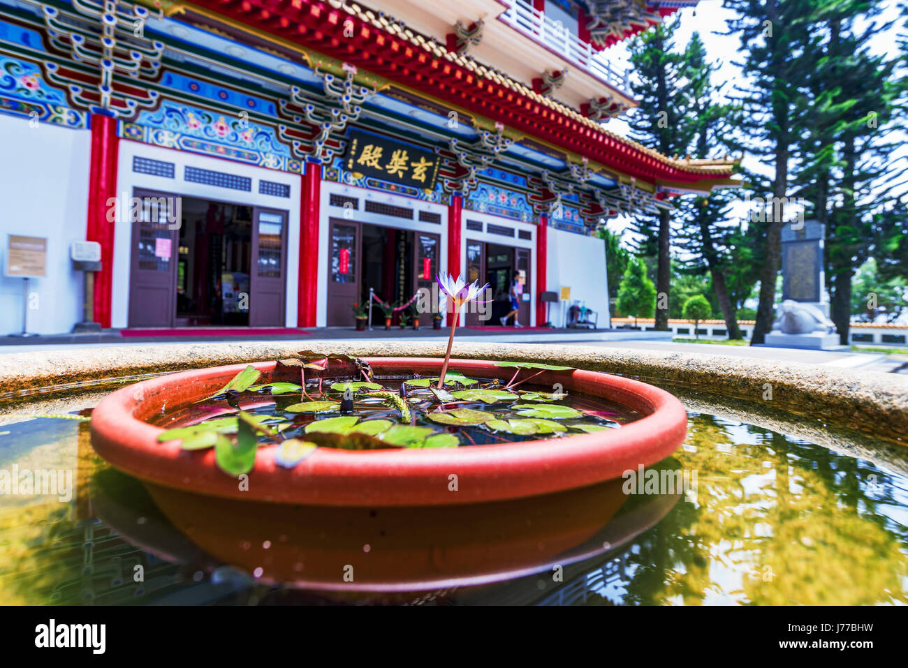NANTOU, Taiwan - maggio 06: questo è un fuori fuoco vista del tempio Xuanguang un famoso tempio buddista situato sul Sole Luna sul lago Maggio 06, 2017 in Nantou Foto Stock
